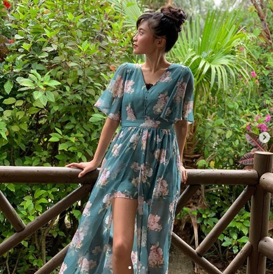 美脚披露の小島瑠璃子（画像は『小島瑠璃子　2019年6月17日付Instagram「南国ワンピース。」』のスクリーンショット）