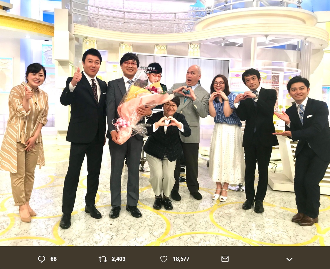 『スッキリ』メンバーに祝福された山里亮太（画像は『日本テレビ スッキリ　2019年6月6日付Twitter「緊急生出演してくれた山ちゃん！」』のスクリーンショット）