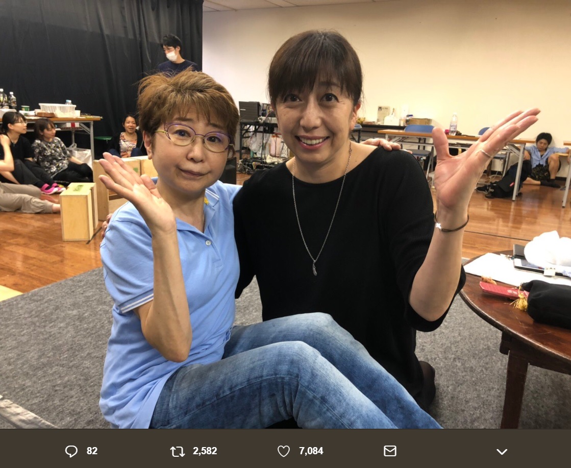 田中真弓と冨永みーな、30年前と同じポーズで（画像は『冨永みーな　2019年6月8日付Twitter「こんばんわ　30年くらい前の写真。」』のスクリーンショット）