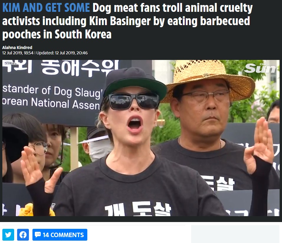 犬食反対集会に参加したアメリカの女優キム・ベイシンガーさん（画像は『The Sun　2019年7月12日付「KIM AND GET SOME Dog meat fans troll animal cruelty activists including Kim Basinger by eating barbecued pooches in South Korea」（Reuters）』のスクリーンショット）