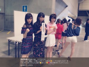 『AKB48グループ ユニットじゃんけん大会2017』のくじを引いた“はんたんねぇ”（画像は『宮脇咲良　2017年8月13日付Twitter「＃はんたんねぇ 抽選は、さや姉さんが引いてくれました」』のスクリーンショット）