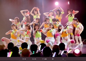 カラフルな衣装でハートポーズするSKE48メンバー（画像は『松井珠理奈（ハリウッドJURINA）　2019年7月9日付Twitter「みんな良い表情だなぁ」』のスクリーンショット）