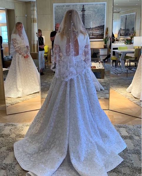 「ルイ・ヴィトン」のドレスを試着するソフィー（画像は『nicolasghesquiere　2019年7月3日付Instagram「Absolut beauty ＠sophiet」』のスクリーンショット）