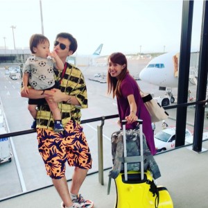 空港でのアレク＆川崎希と長男（画像は『ALEXANDER（アレクサンダー）　2019年7月25日付Instagram「旅行 最高だよね」』のスクリーンショット）