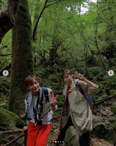 木々の中でピースサインする本田翼と大政絢（画像は『大政 絢　2019年7月27日付Instagram「今回は屋久島に行ってきました！」』のスクリーンショット）