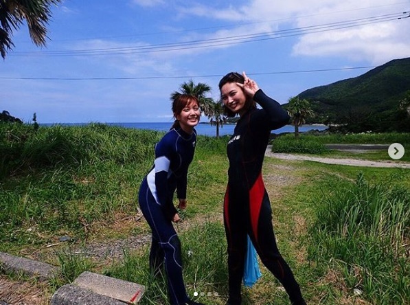 ダイビングスーツの本田翼と大政絢（画像は『大政 絢　2019年7月27日付Instagram「ダイビングもしてきたよ～」』のスクリーンショット）