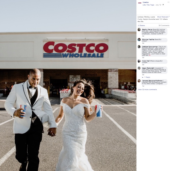 コストコで定番のドリンクを持って撮影（画像は『Costco　2019年7月12日付Facebook「Nothing says love quite like mac and cheese. For Jessica and Brandon, it brought them together.」』のスクリーンショット）