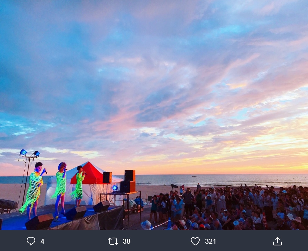 海辺のステージで歌う「星屑スキャット」（画像は『星屑スキャットofficial　2019年7月28日付Twitter「日本海で揚がった海洋生物。拍手とお金に釣られて発光する。」』のスクリーンショット）
