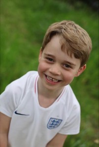 下前歯のないキュートな笑顔のジョージ王子（画像は『Kensington Palace　2019年7月21日付Instagram「Happy Birthday Prince George!」』のスクリーンショット）