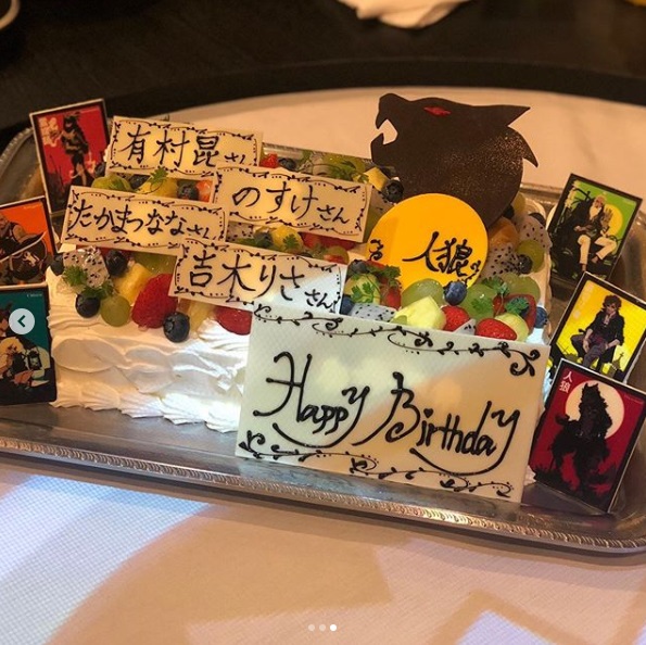 バースデーケーキ（画像は『有村昆 映画コメンテーター Kon Arimura　2019年7月17日付Instagram「仲のいいメンバーで ＃人狼ゲーム」』のスクリーンショット）