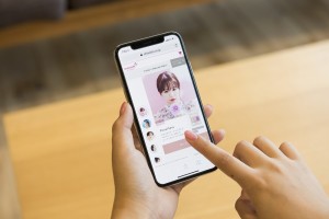 「Today’s Makeup Maker」で旬メイクを試す