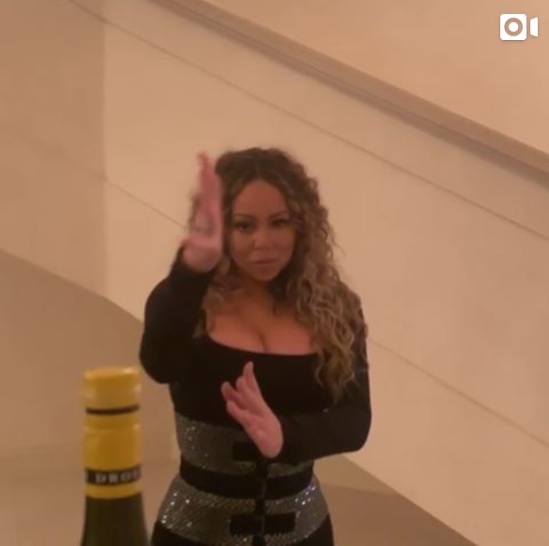 意外な方法でキャップを開けるマライア（画像は『Mariah Carey　2019年7月7日付Instagram「Challenge accepted!」』のスクリーンショット）