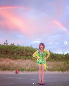 虹をバックにしたミッツ（画像は『ミッツ・マングローブ【公式】　2019年7月28日付Instagram「虹の下のオカマ。」』のスクリーンショット）