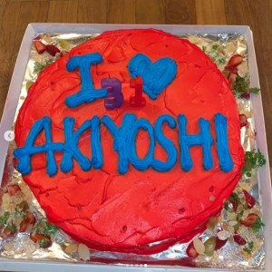 ビビッドな色のバースデーケーキ（画像は『AKIYOSHI NAKAO　2019年6月30日付Instagram「31歳になりました。」』のスクリーンショット）