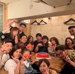 友人たちとサプライズ祝福（画像は『AKIYOSHI NAKAO　2019年6月30日付Instagram「31歳になりました。」』のスクリーンショット）