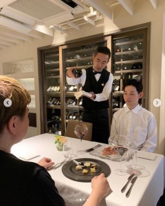 慎重にグラスにワインを注ぐ木梨憲武（画像は『木梨憲武 / Noritake Kinashi　2019年7月27日付Instagram「ノリダーに変身できなかったので、イタリアンレストランでソムリエになりました！」』のスクリーンショット）