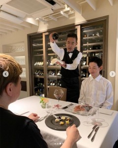 お客さん役も苦笑い（画像は『木梨憲武 / Noritake Kinashi　2019年7月27日付Instagram「ノリダーに変身できなかったので、イタリアンレストランでソムリエになりました！」』のスクリーンショット）