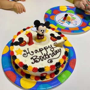 リンクくんのために用意した誕生日ケーキ（画像は『Peco Okuhira Tetsuko　2019年7月11日付Instagram「りんくのだいすきなミッキーのケーキ、やったね！」』のスクリーンショット）