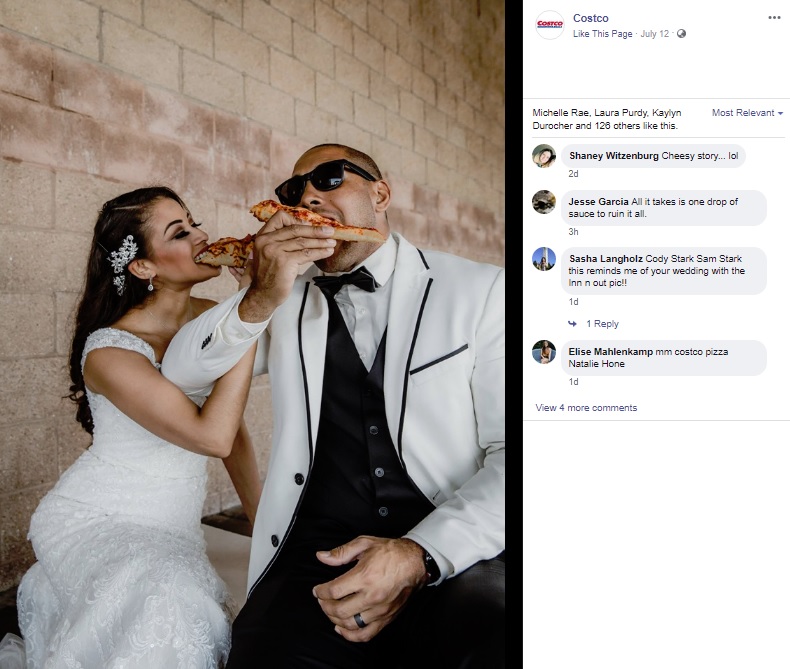 特大のピザを食べる2人（画像は『Costco　2019年7月12日付Facebook「Nothing says love quite like mac and cheese. For Jessica and Brandon, it brought them together.」』のスクリーンショット）