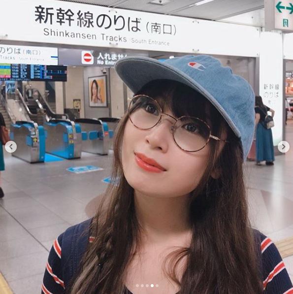 おどけた表情の高柳明音（画像は『高柳明音　2019年7月16日付Instagram「名古屋駅で会えるなんてうれぴよちゃん」』のスクリーンショット）