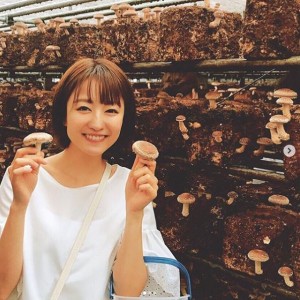 キノコ狩りを楽しむ滝菜月アナ（画像は『滝菜月　2019年6月12日付Instagram「プライベートでバスツアーへ！」』のスクリーンショット）