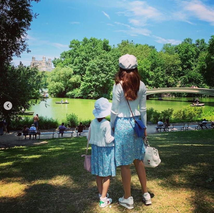 セントラルパークでの神田うのと娘（画像は『Uno Kanda　2019年6月30日付Instagram「New York for the first time for my daughter!!」』のスクリーンショット）