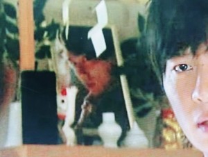 神棚に山崎育三郎の写真が！（画像は『山崎 育三郎 Ikusaburo Yamazaki　2019年7月1日付Instagram「ドラマ『あなたの番です』にいたよって友人からラインがきた。」』のスクリーンショット）