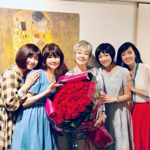 芳村真理を囲んだ“花の82年組”（画像は『Yu Hayami　2019年7月30日付Instagram「素敵な芳村真理さんと、同期仲間との集まり。」』のスクリーンショット）