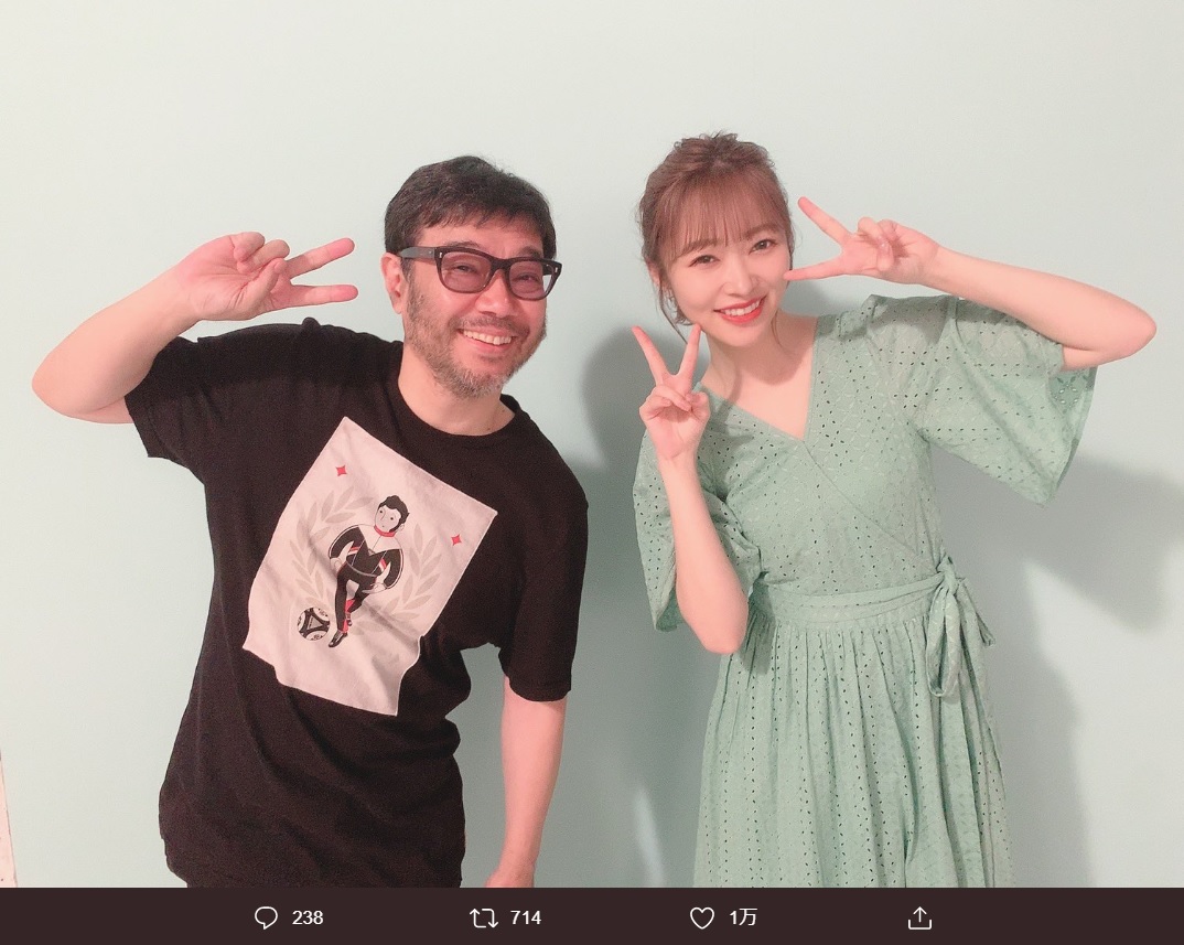 写真家・平間至氏と指原莉乃（画像は『指原莉乃　2019年8月16日付Twitter「今日はジワるDAYSのジャケ写を撮ってくださった平間至さんにまた撮ってもらいました」』のスクリーンショット）