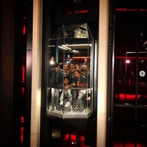 エレベーターに三代目JSBがぎゅう詰め（画像は『Takanori Iwata　2019年8月3日付Instagram「『SCARLET』feat. ＠afrojack produced by Giorgio Tuinfort」』のスクリーンショット）