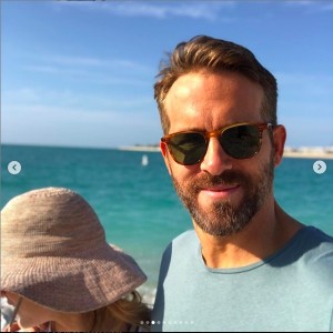 自分はしっかりキメ顔のライアン（画像は『Ryan Reynolds　2019年8月25日付Instagram「Happy Birthday, ＠blakelively.」』のスクリーンショット）