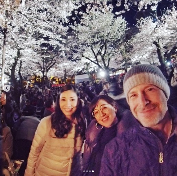 花見でのアンミカ夫妻と滝川クリステル（画像は『Mika Ahn　2019年8月8日付Instagram「いろんな季節にいろんな経験を共にした、大切な友達が、幸せになった」』のスクリーンショット）