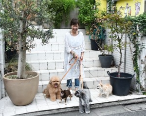 4匹の愛犬とともに笑顔の浅田美代子