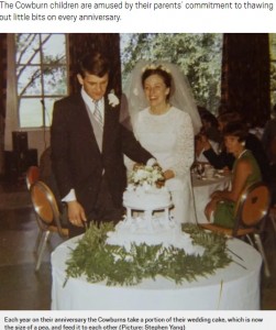 1970年に行われた結婚式でのデイヴィッドさんとアンさん（画像は『Metro　2019年8月18日付「Husband and wife have been eating small slices of their wedding cake for 50 years」（Picture: Stephen Yang）』のスクリーンショット）