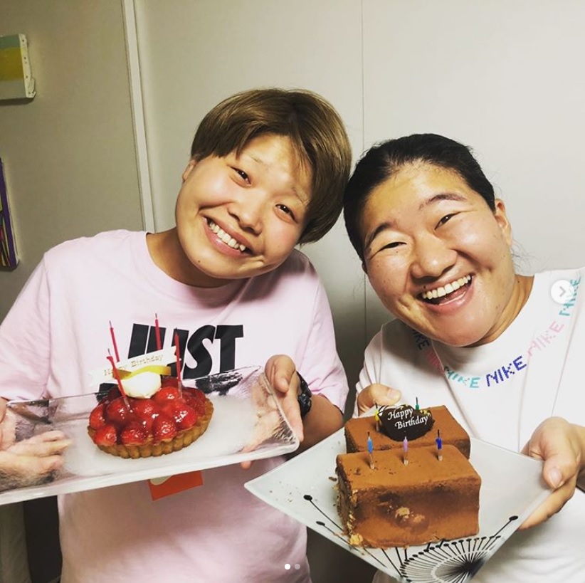 ケーキを手にするまひる＆よしこ（画像は『ガンバレルーヤ　2019年8月30日付Instagram「今日はまふぃあの誕生日」』のスクリーンショット）