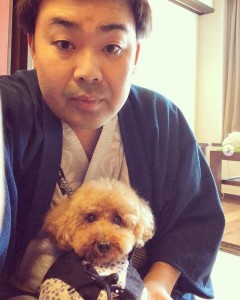岩尾望と愛犬のつくしちゃん（画像2枚目は『岩尾望　2018年11月6日付Instagram「浴衣を着こなすつくしと二重気味の飼い主。」』のスクリーンショット）