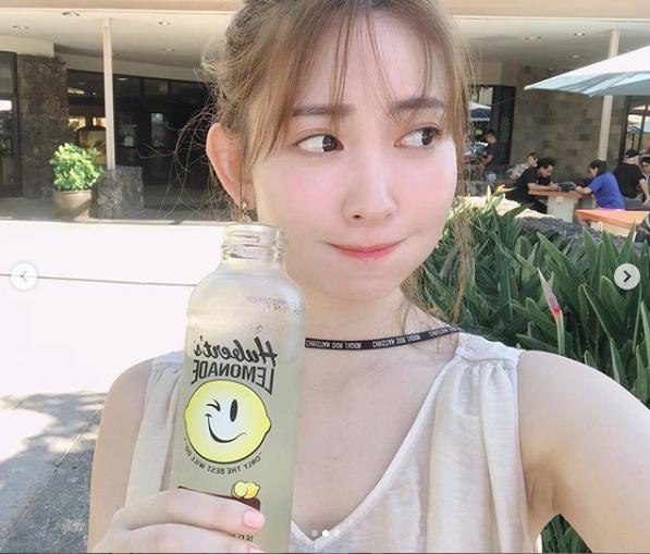 レモネードを飲んでくつろぐ小嶋陽菜（画像は『HARUNA KOJIMA　2019年8月16日付Instagram』のスクリーンショット）