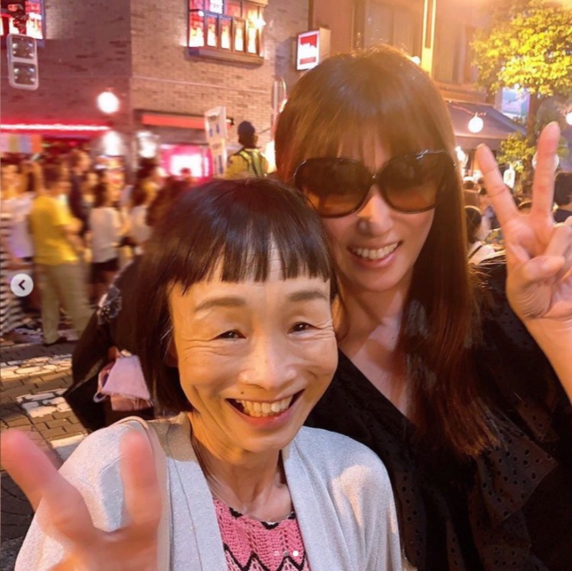 夏祭りを楽しむどんぐりと深田恭子（画像は『深田恭子　2019年8月29日付Instagram「ドラマ「ルパンの娘」で共演しているどんぐりさんと夏祭りに」』のスクリーンショット）