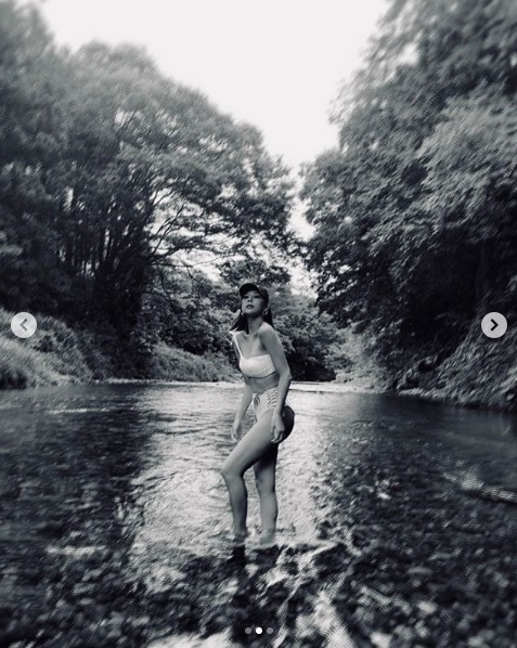 川でポーズをとる西内まりや（画像は『西内まりや Mariya Nishiuchi　2019年8月11日付Instagram「川の水が綺麗でお気に入りの場所。」』のスクリーンショット）