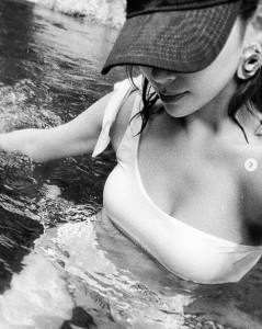 胸元まで水に浸かる西内まりや（画像は『西内まりや Mariya Nishiuchi　2019年8月11日付Instagram「毎年恒例川に行って泳ぐ」』のスクリーンショット）