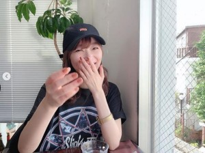 指原莉乃のロックTに注目（画像は『Rino Sashihara　2019年8月11日付Instagram「＃1枚目世間に対する不平不満言いまくり」』のスクリーンショット）