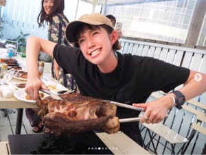 「美味しいお肉をみんなでありがたくいただきました」と佐藤栞里（画像は『佐藤栞里　2019年8月20日付Instagram「ブランチメンバーでバーベキュー」』のスクリーンショット）