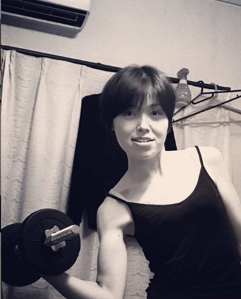 痩せたの声が続出の誠子（画像は『尼神インター 誠子　2019年7月25日付Instagram「ひさしぶりの実家にはしゃいで妹笑かそうとして腕つる5秒前」』のスクリーンショット）