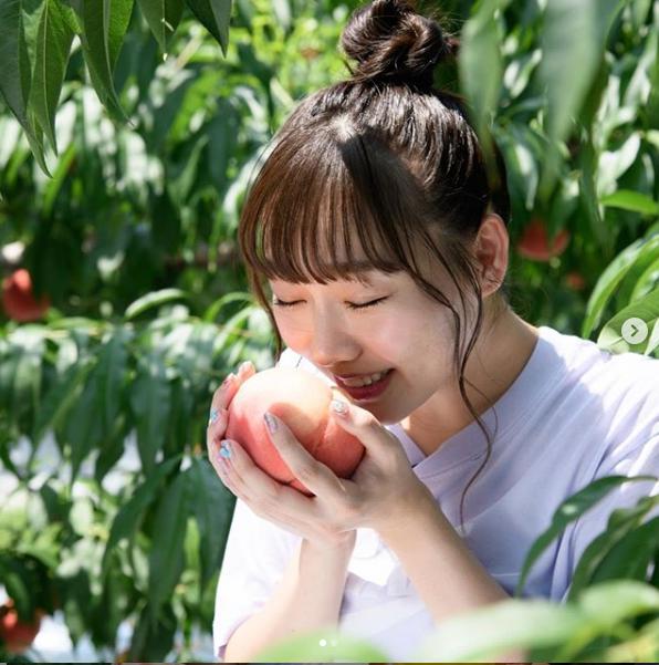 桃を収穫するSKE48須田亜香里（画像は『満天☆青空レストラン　2019年8月27日付Instagram「今週のゲストは、SKE48の須田亜香里さん！」』のスクリーンショット）