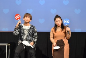 恋愛についての質問に答えるNAOTOと富田望生