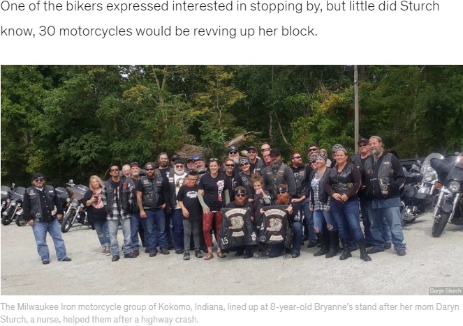 集まったバイカーたちと記念写真（画像は『Good Morning America　2019年9月18日付「Bikers line up at girl’s lemonade stand after mom helps save them during crash」（Daryn Sturch）』のスクリーンショット）