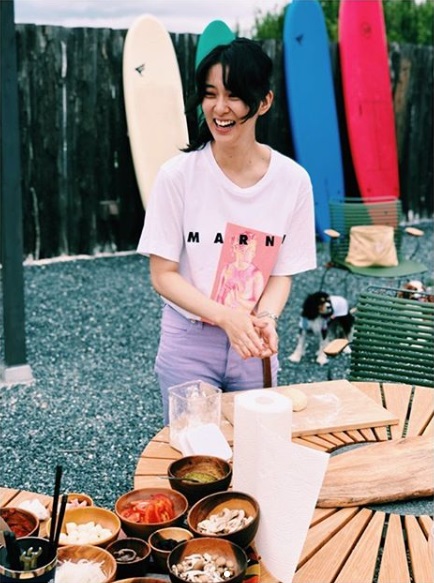 笑顔の武井咲　後ろには犬も…（画像は『武井咲 / Emi Takei　2019年8月31日付Instagram「夏、暑かったー！」』のスクリーンショット）