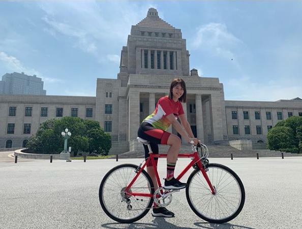 「自転車アンバサダー」を務める稲村亜美（画像は『稲村亜美　2019年5月27日付Instagram「今日は自転車アンバサダーとして自転車活用推進議員連盟の青空総会に出席させていただきました」』のスクリーンショット）