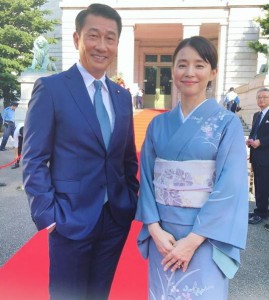 中井貴一と石田ゆり子（画像は『石田ゆり子　2019年8月29日付Instagram「どんなに暑くたって総理と総理夫人ですもの カメラを向けられたら涼しい顔ができるってものです。」』のスクリーンショット）