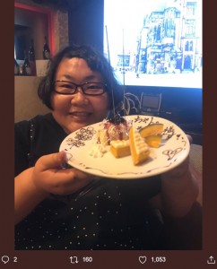 ケーキを手に笑顔の安藤なつ（画像は『川村エミコ（たんぽぽ）　2019年9月26日付Twitter「今宵　有吉さん！メイプルさん！ヒルナンデスお疲れ様でした！の会ナンデス。」』のスクリーンショット）